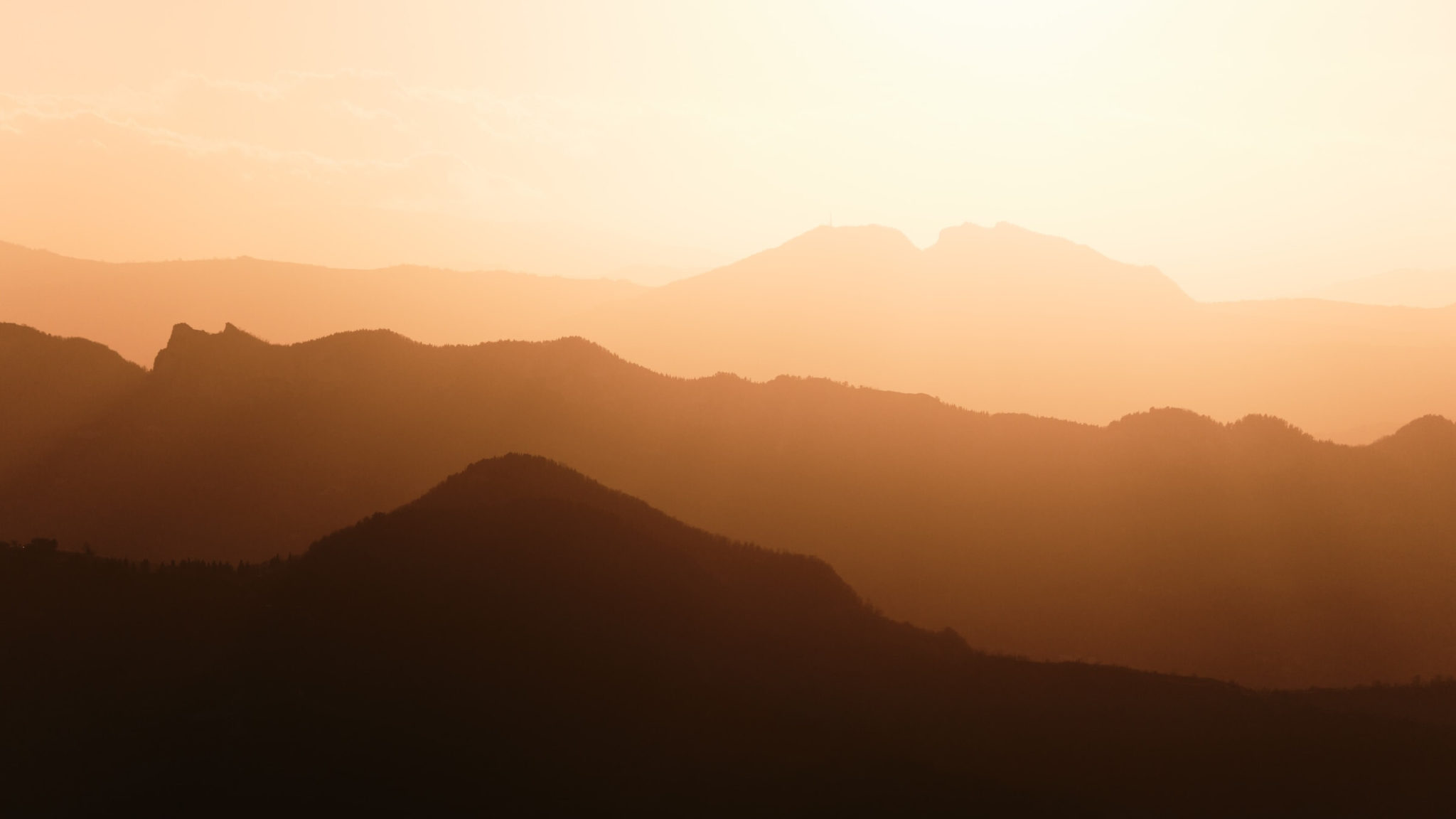 Photo d'un paysage avec des montagnes au couché du soleil