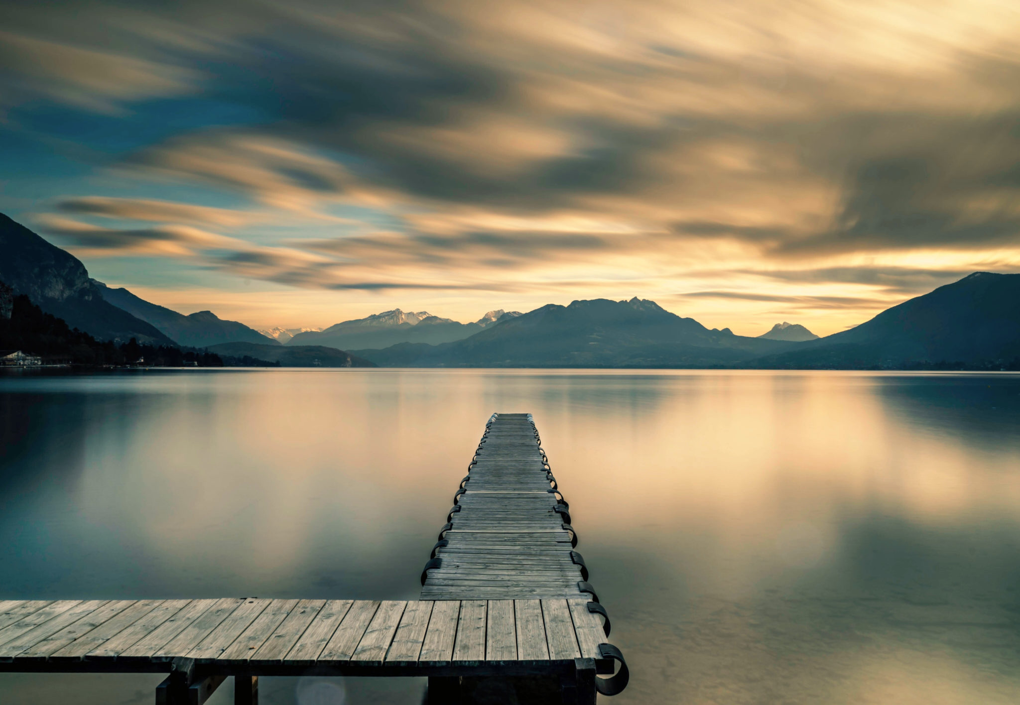 Photo d'un ponton du lac d'Annecy avec les montagnes en arrière plan