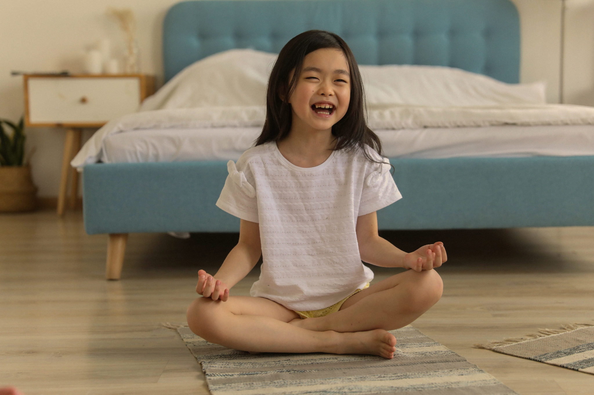 Photo d'une petite fille qui fait du yoga