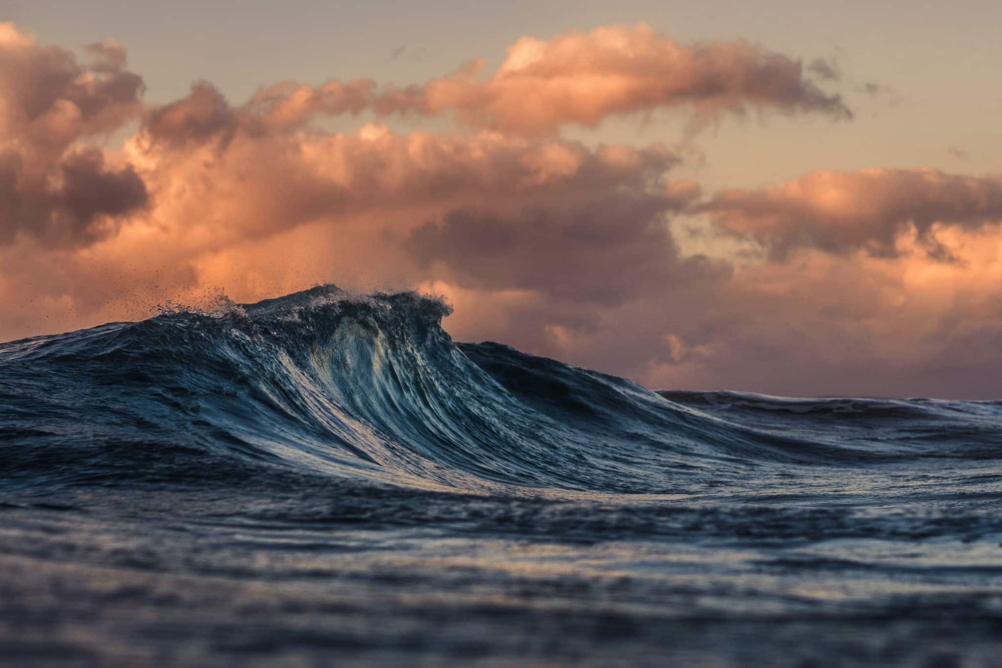 Photo d'une grosse vague avec des nuages en arrière plan